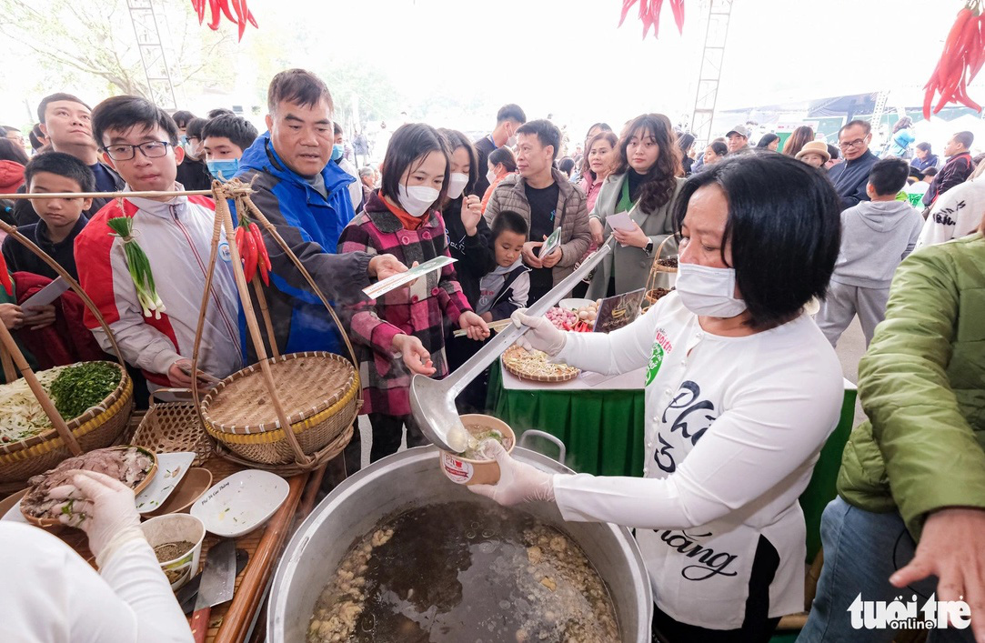 Hàng vạn người đến gala Ngày của phở ở Nam Định năm 2022 để thưởng thức phở khắp mọi miền - Ảnh: NAM TRẦN