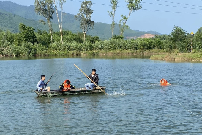 Lực lượng chức năng tìm kiếm thi thể cháu Tuấn.