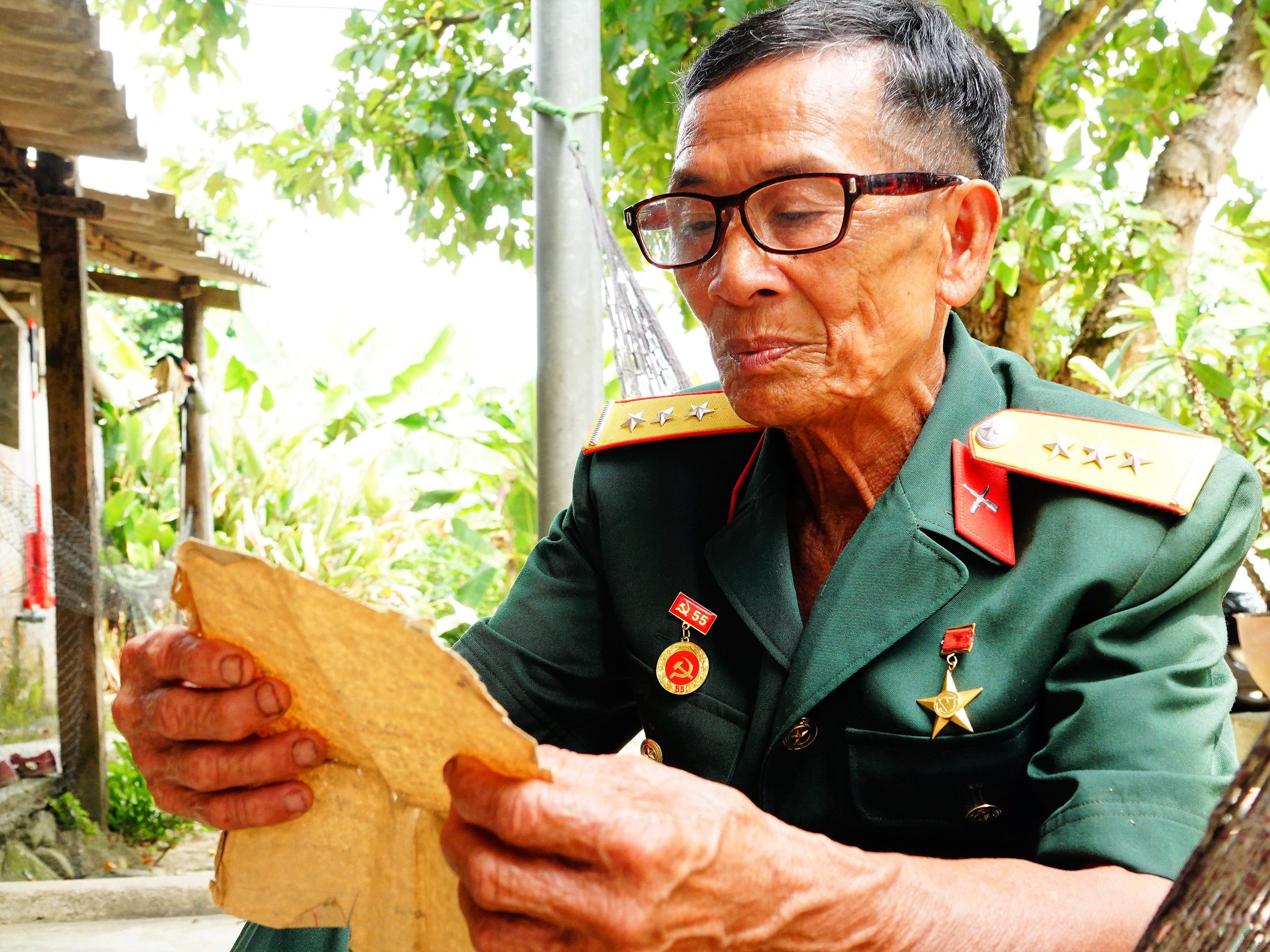 Tìm lại những anh hùng: Ngày trồng rừng, đêm đánh cá- Ảnh 1.