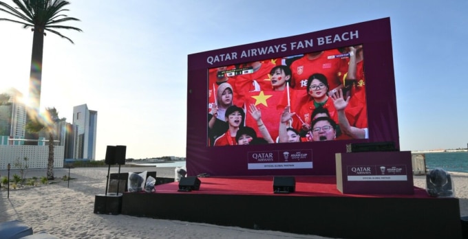 Một địa điểm công cộng theo dõi Asian Cup 2023 qua truyền hình tại bãi biển ở Qatar. Ảnh: AFC