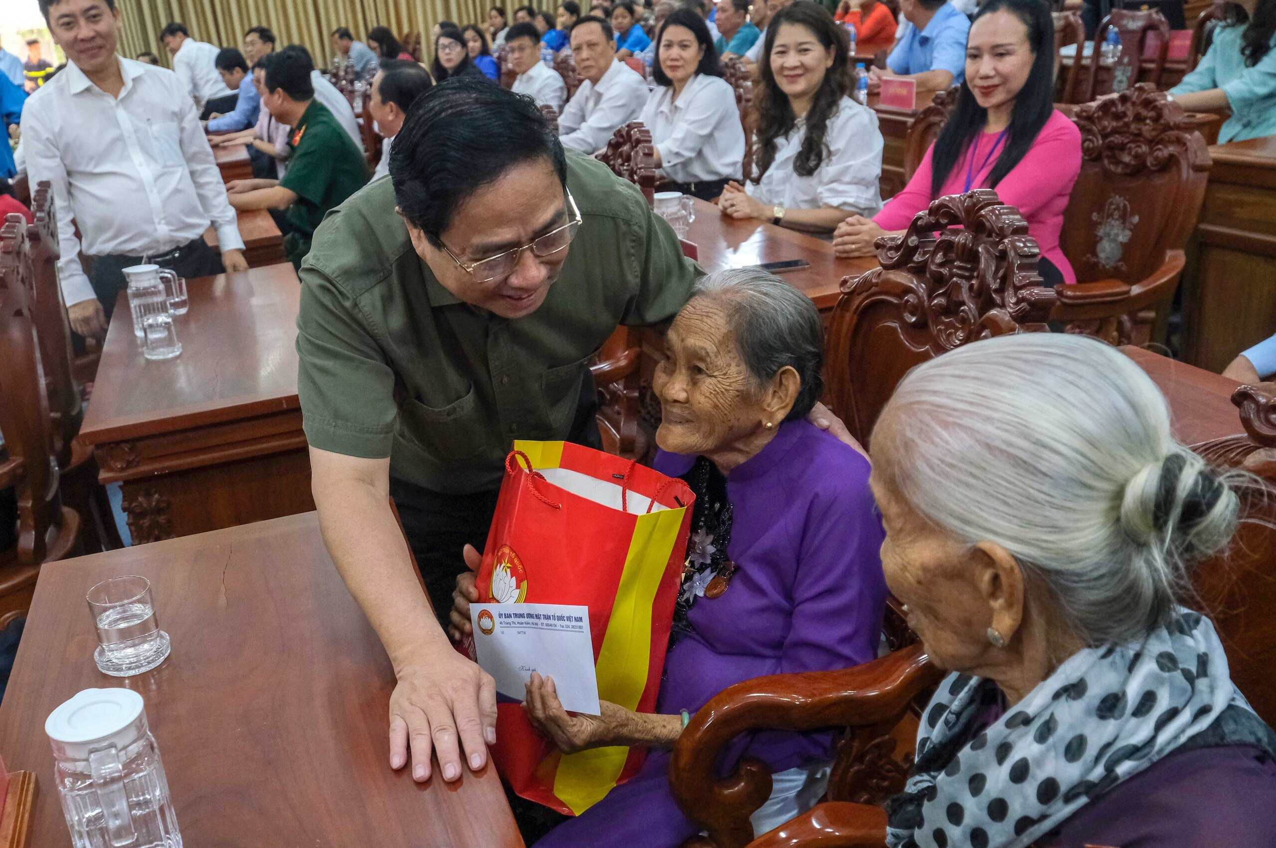 Người dân Cần Thơ xúc động nhận quà, nghe Thủ tướng chúc Tết- Ảnh 1.