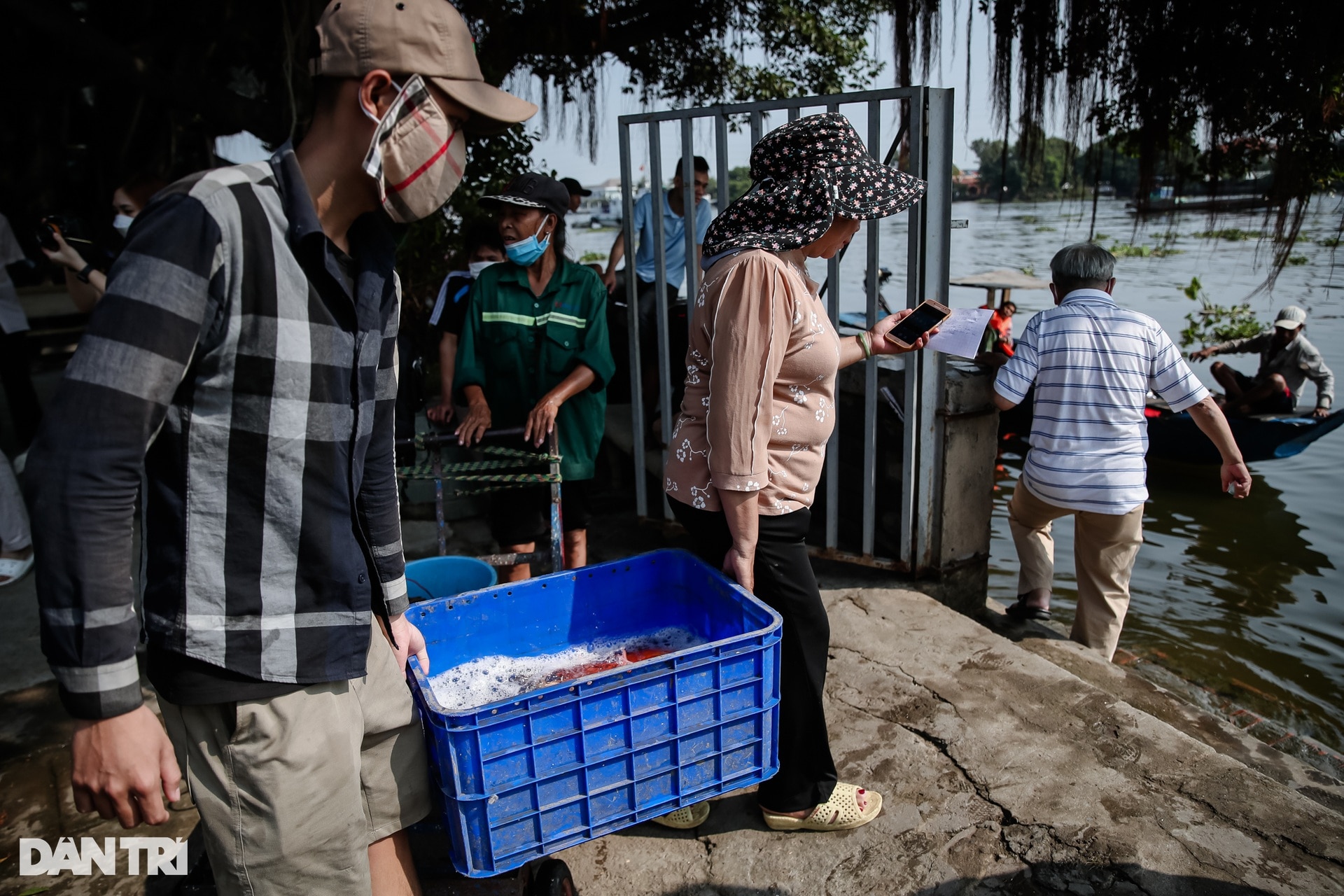 Người dân phấn khởi thả cá, không lo phương tiện của ông Táo bị vợt bắt - 1