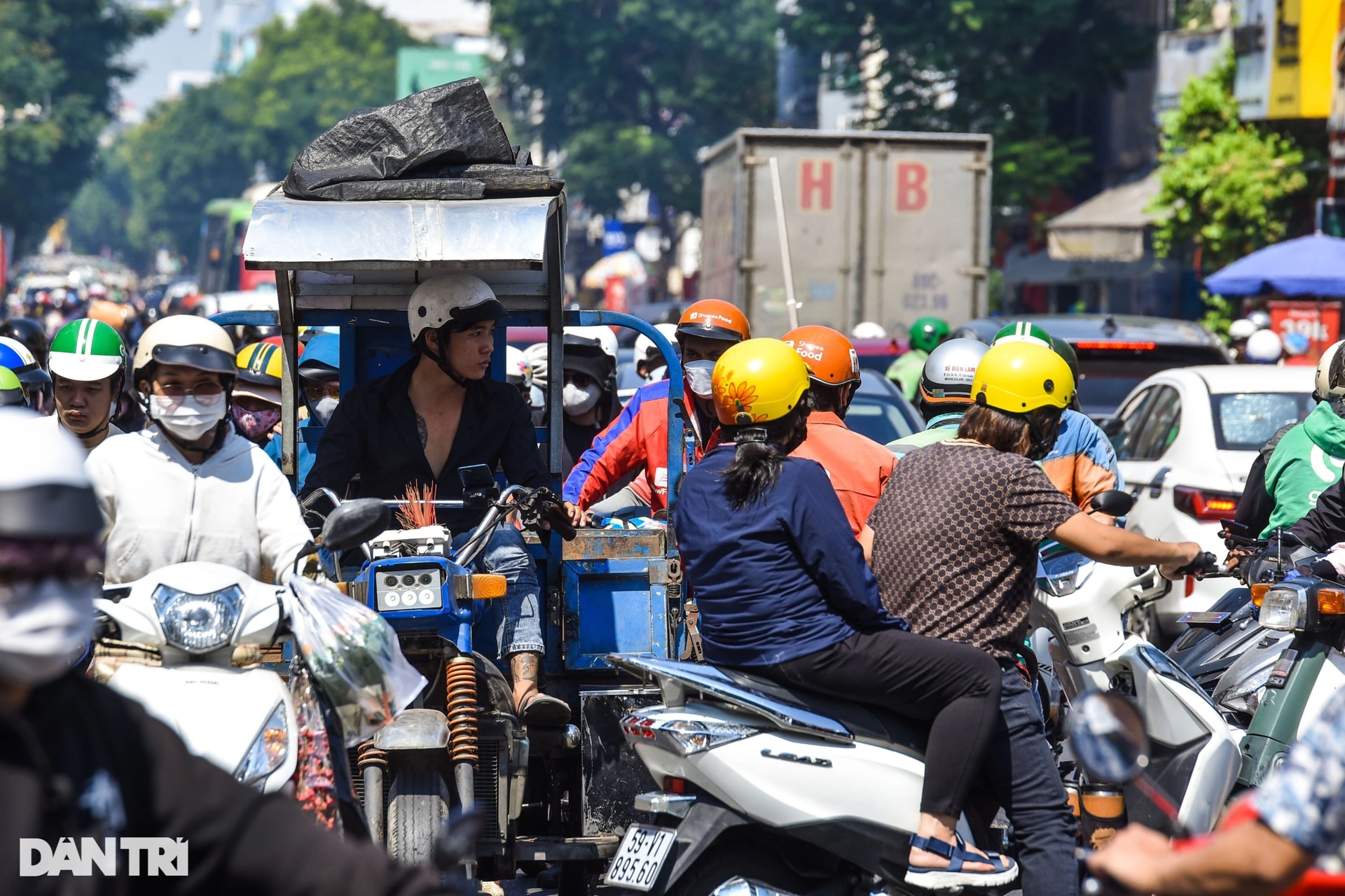 Người dân về quê ăn Tết sớm, sân bay Tân Sơn Nhất, cửa ngõ TPHCM kẹt cứng - 13