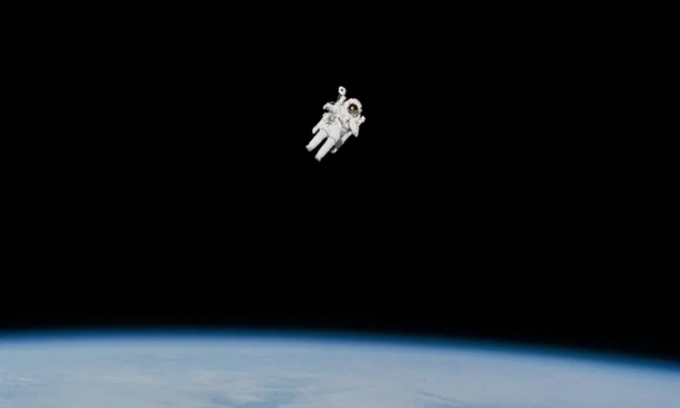 Bức ảnh chụp phi hành gia Bruce McCandless II bay lơ lửng không dây buộc bên ngoài tàu Challenger. Ảnh: NASA