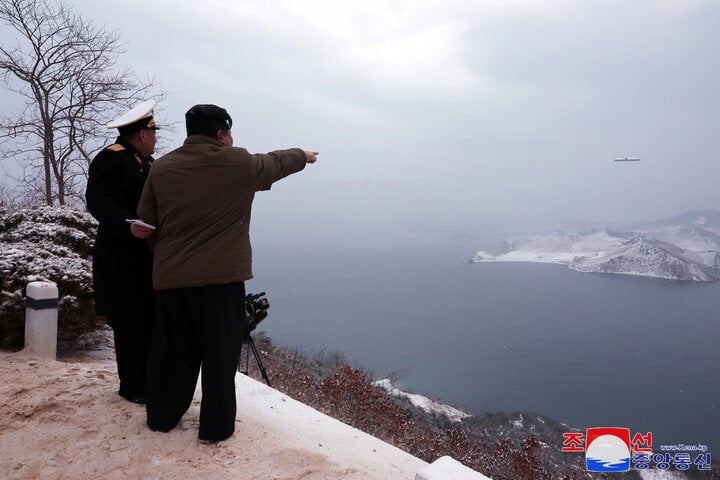 Nhà lãnh đạo Kim Jong-un (phải) ngày 28/1/2024 đã thị sát vụ phóng thử tên lửa hành trình chiến lược “Pulhwasal-3-31” từ tàu ngầm và dự án chế tạo tàu ngầm hạt nhân của Bình Nhưỡng. (Ảnh: Yonhap/TTXVN)