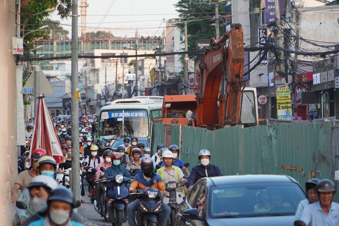 Lô cốt ở dự án chống ngập đường Võ Văn Ngân khi công ty Anh Vinh thi công, cuối năm 2022. Ảnh: Gia Minh