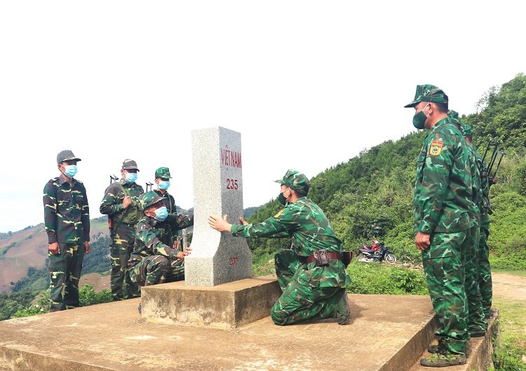 Bộ đội Bi&ecirc;n ph&ograve;ng Sơn La lu&ocirc;n phối hợp với lực lượng bảo vệ bi&ecirc;n giới của nước CHDCND L&agrave;o tuần tra tr&ecirc;n c&aacute;c tuyến bi&ecirc;n giới.