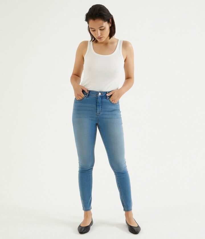 Quần jeans bó sẽ làm lộ vóc dáng của bạn.