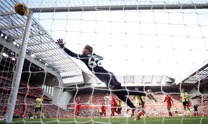 Dara O’Shea đánh đầu vào góc chữ A, khiến Kelleher bó tay trong bàn gỡ 1-1 của Burnley. Ảnh: Reuters