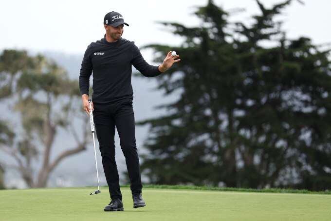 Wyndham Clark cảm ơn khán giả sau khi gạt bóng trên green hố 14 vòng ba Pebble Beach Pro-Am trên sân Pebble Beach Golf Links ngày 3/2/2024. Ảnh: AFP