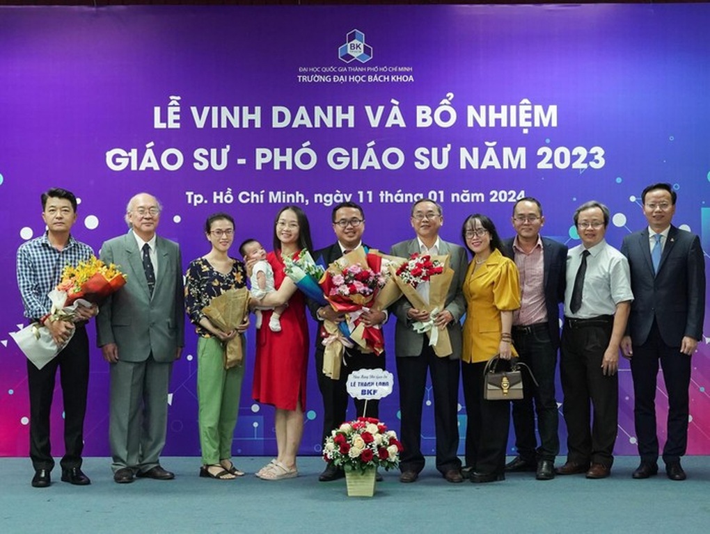 Phó giáo sư tuổi Thìn nhận bão giải thưởng, giải lớn nhất là... vợ đẻ - 2