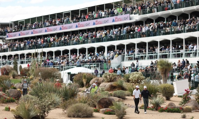 Khu khán đài chật kín ở hố 16 par3 sân TPC Scottsdale trong những ngày thi đấu của Phoenix Open. Ảnh: Golfweek