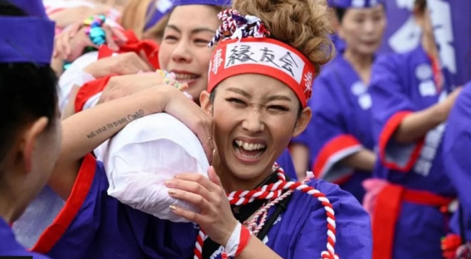 Những phụ nữ đầu tiên xuất hiện trong lễ hội Hadaka Matsuri vào năm nay. Ảnh: Reuters