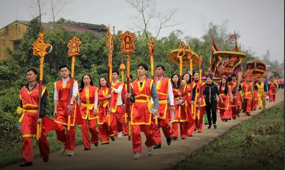 Rước thần trên đường làng. (Nguồn: UBND xã Đầm Hà)