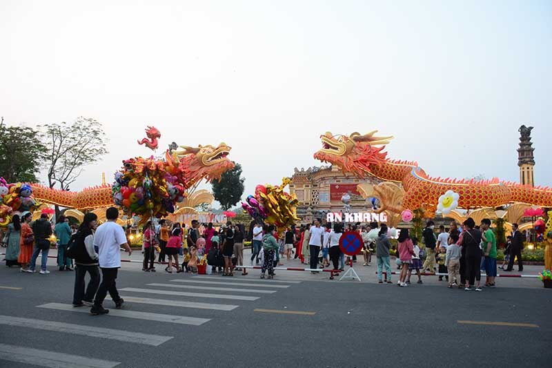 an tuong sac mau tai hoi xuan giap thin 2024 thanh pho hue hinh 1