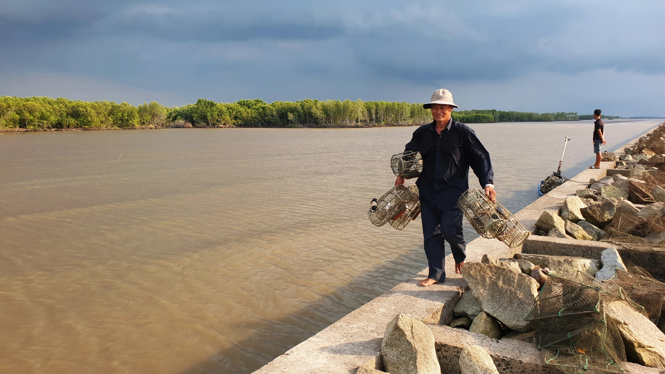 Săn cua đá ven biển Cà Mau- Ảnh 1.