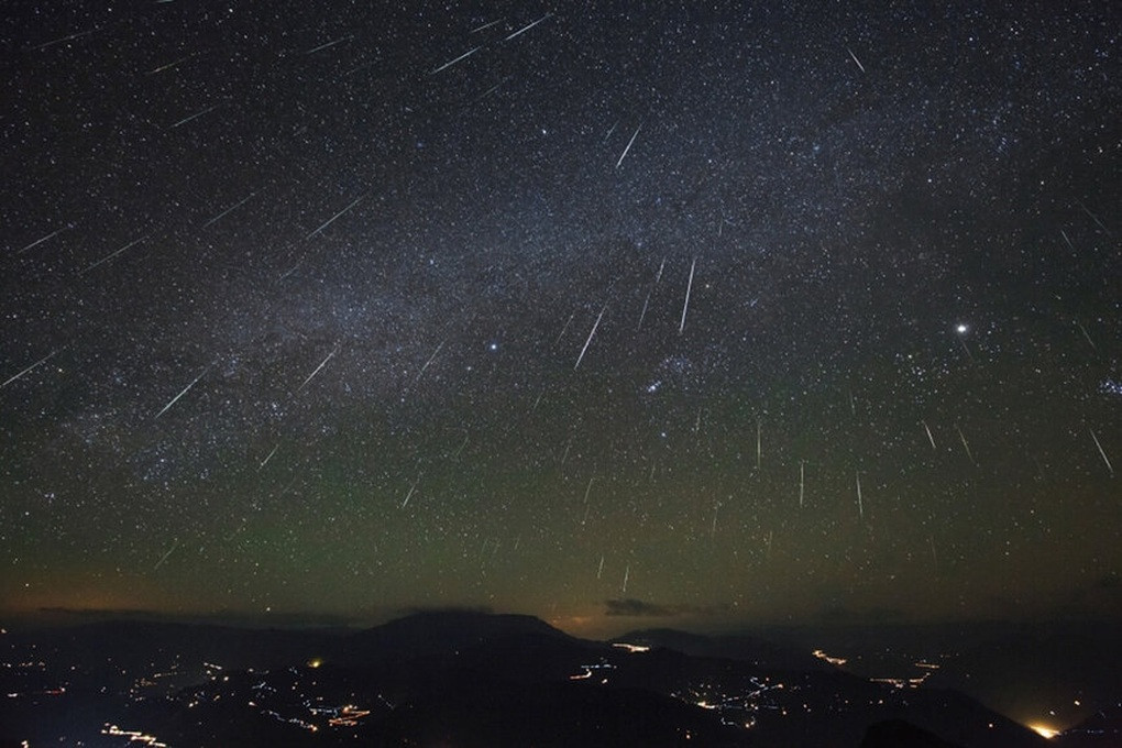 Chùm ảnh tuyệt đẹp về mưa sao băng Geminids trên toàn thế giới - 1