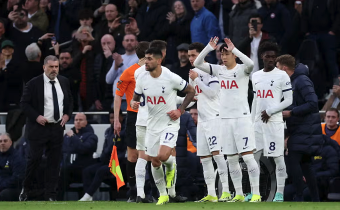 Son và Johnson được tung vào sân cùng lúc, ở thời điểm Tottenham vừa gỡ hòa 1-1. Ảnh: Reuters