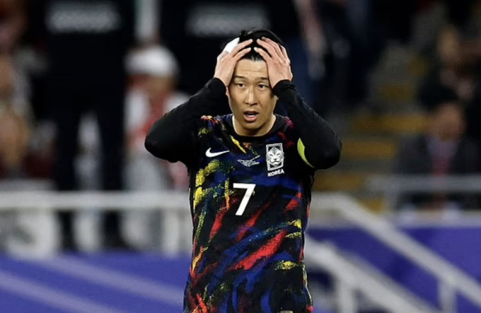 Son Heung-min ôm đầu sau trận Hàn Quốc thua Jordan 0-2 trên sân Ahmad bin Ali, thành phố Al Rayyan, Qatar, tại bán kết Asian Cup 2023 tối 6/2/2024. Ảnh: Reuters