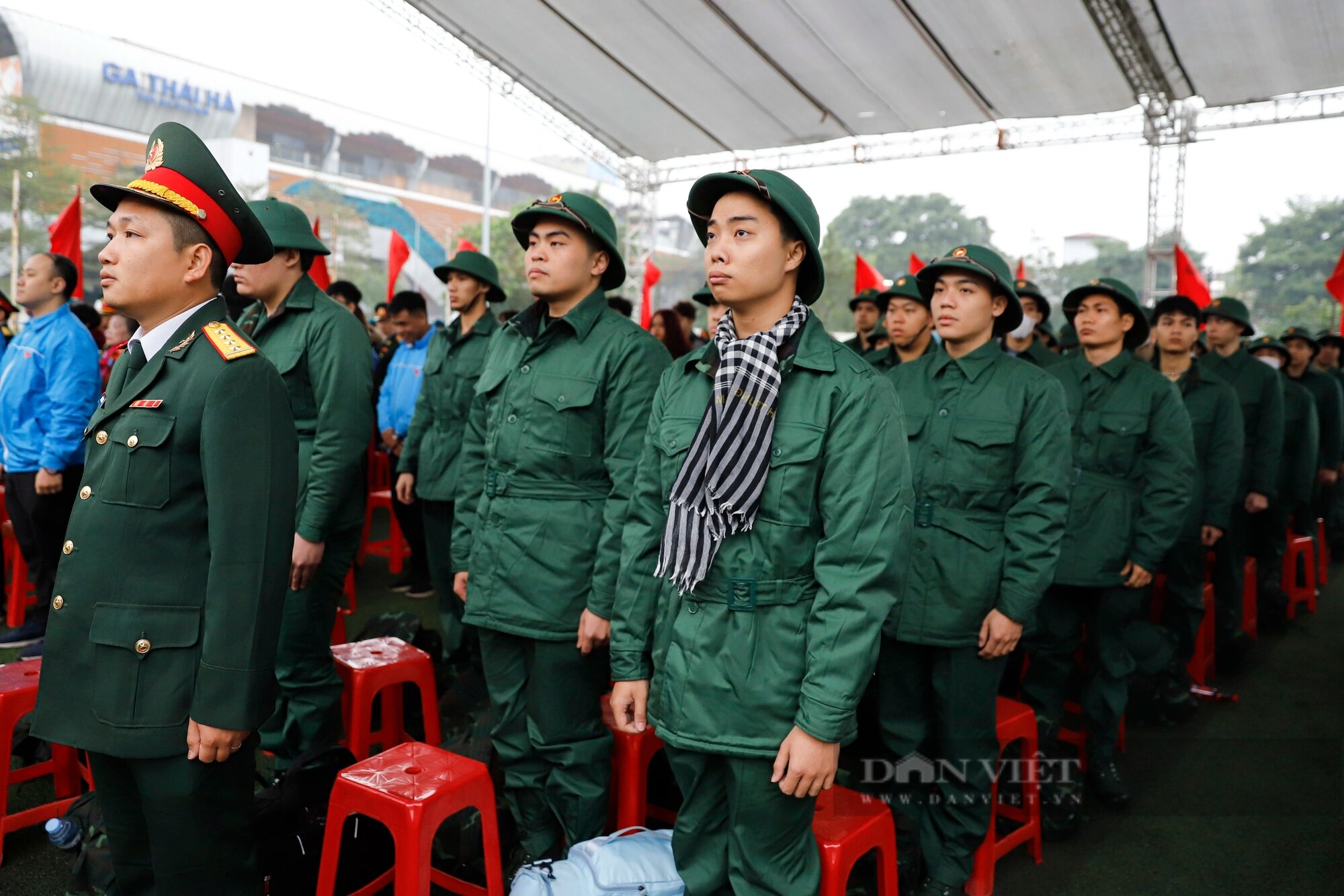 Tân binh khóc sướt mướt khi xa gia đình trong ngày lên đường nhập ngũ ở Thủ đô- Ảnh 1.