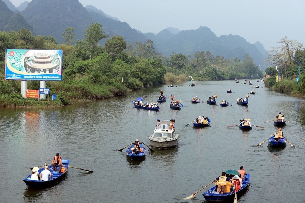 Lực lượng Thanh tra giao thông đường thủy nội địa tuyên truyền, kiểm tra, nhắc nhở các lái đò đảm bảo an toàn cho du khách. Ảnh: Tuấn Anh - TTXVN