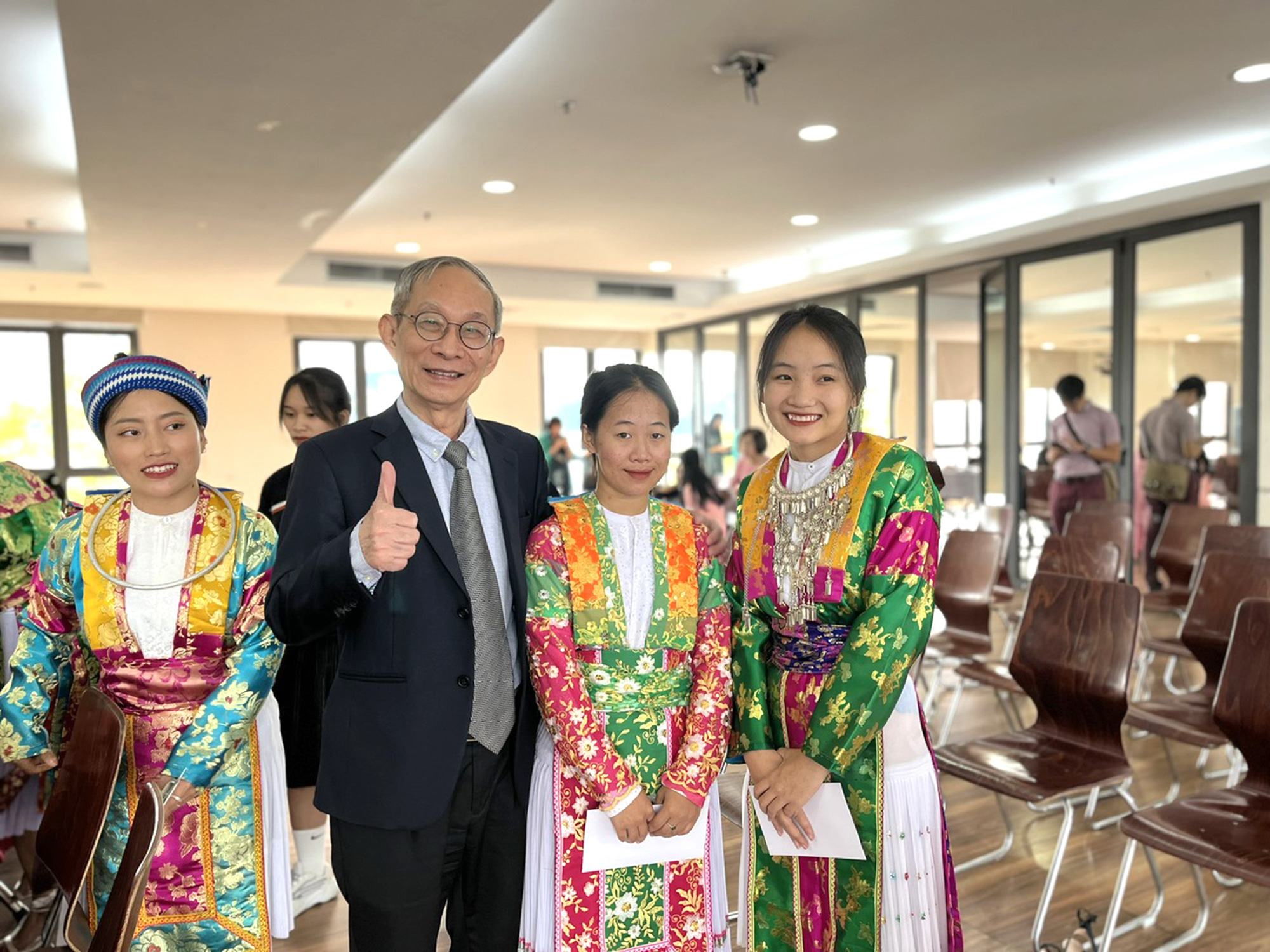 Thầy Nguyễn Xuân Khang chụp ảnh với những sinh viên tham gia dự án đào tạo giáo viên tiếng Anh cho Mèo Vạc, Hà Giang - Ảnh: VĨNH HÀ