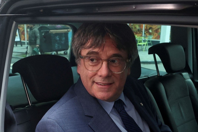 Thủ lĩnh ly khai Catalonia Carles Puigdemont tại thủ đô Brussels của Bỉ vào tháng 11/2023, sau cuộc đàm phán thỏa thuận ân xá. Ảnh: Reuters