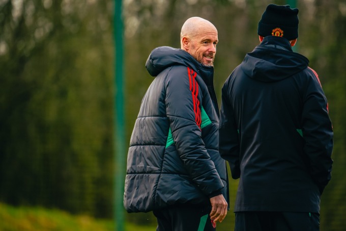 HLV Ten Hag trao đổi với trợ lý trên sân tập Carrington, Manchester ngày 16/2. Ảnh: manutd.com