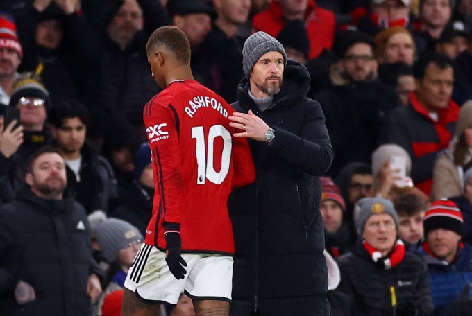 HLV Ten Hag động viên Rashford sau khi rút tiền đạo này khỏi sân trong trận Ngoại hạng Anh giữa Man Utd với Tottenham trên sân Old Trafford ngày 14/1/2024. Ảnh: Reuters