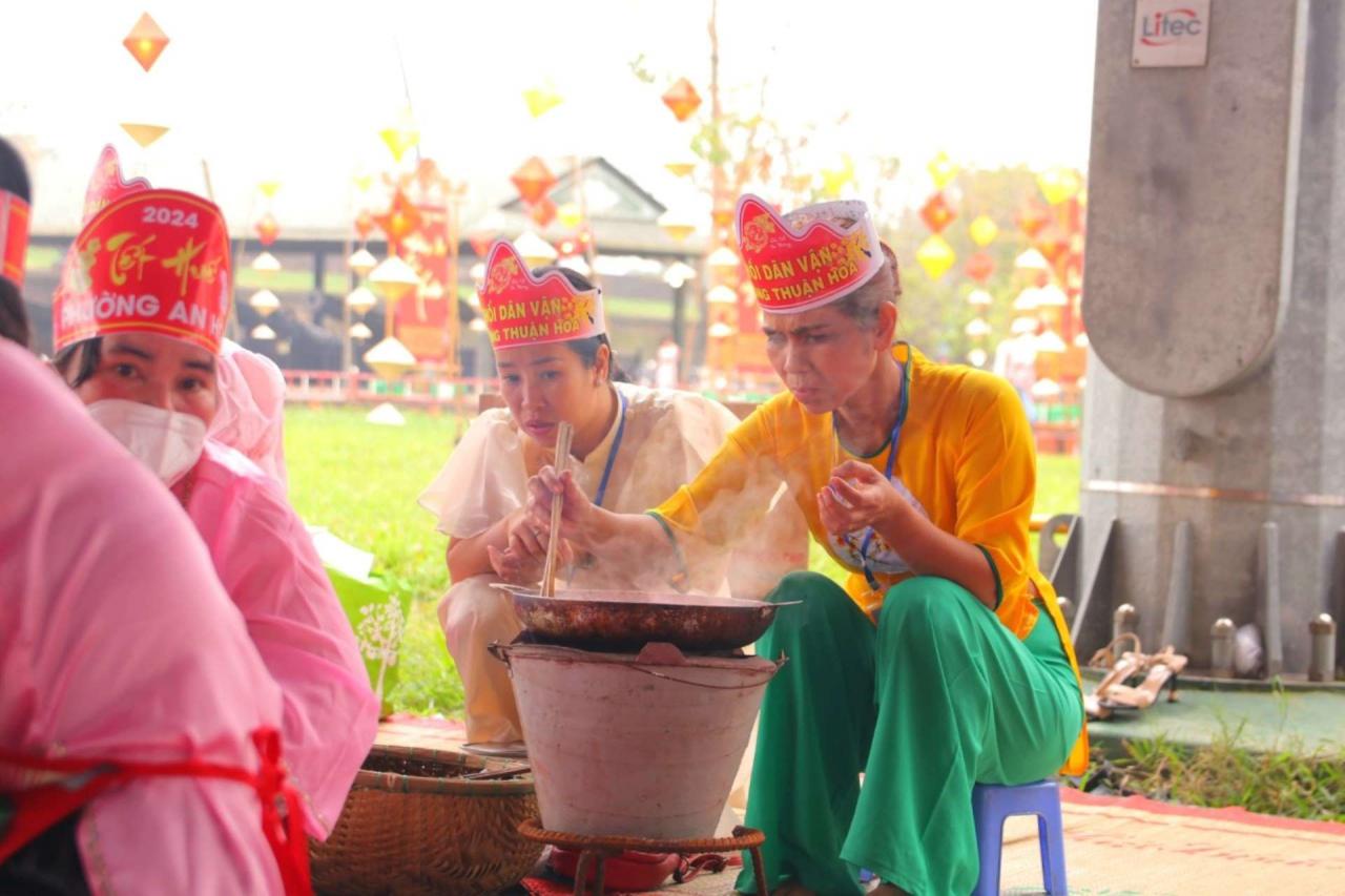 Trong khi đó, các đội thi đang tất bật bên bếp lửa, bàn tay thoăn thoắt đảo nồi mứt liên tục. 