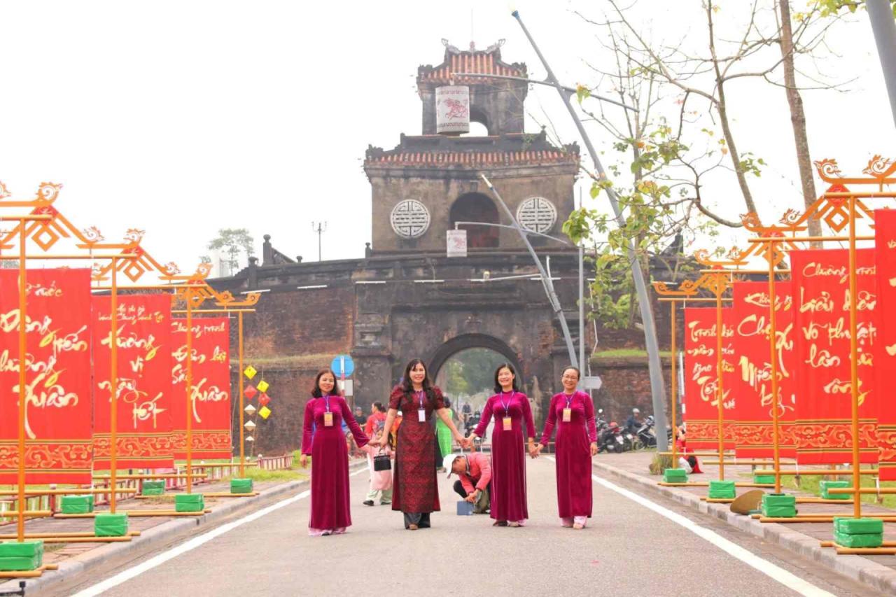 “Trong không khí Tết Giáp Thìn sắp tới, chương trình giúp chúng tôi có thể hồi tượng về không khí Tết Cổ truyền ngày xưa, vừa ấm cúng vừa được giao lưu với nhiều đơn vị khác, đặc biệt vui và ý nghĩa”, chị Ngọc nói.