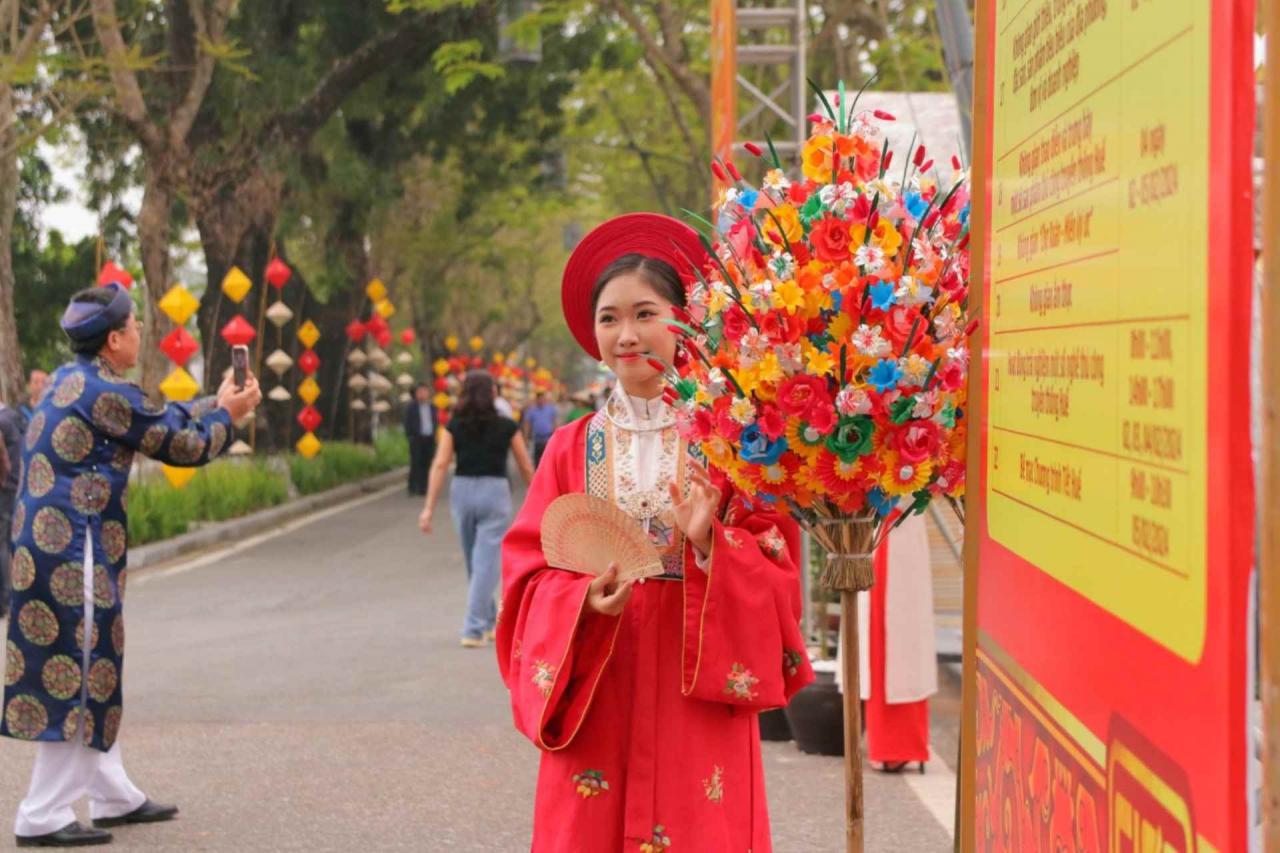 Chương trình đang được diễn ra tại Quảng trường Ngọ Môn (khu vực tiếp giáp cửa Quảng Đức), đường 23 tháng 8 và đường Lê Huân, phường Thuận Hòa, TP. Huế.