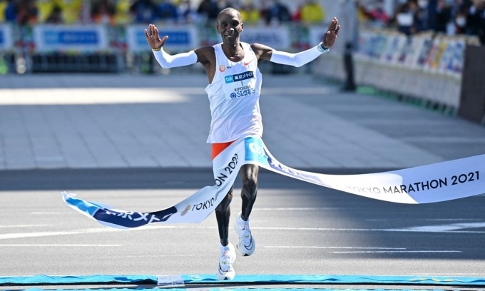 Kipchoge về nhất Tokyo Marathon 2021. Ảnh: AFP