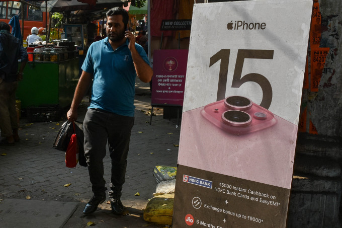 Một người đàn ông đi ngang qua quảng cáo Apple Iphone 15 ở Kolkata, Ấn Độ ngày 6/11/2023. Ảnh: AFP