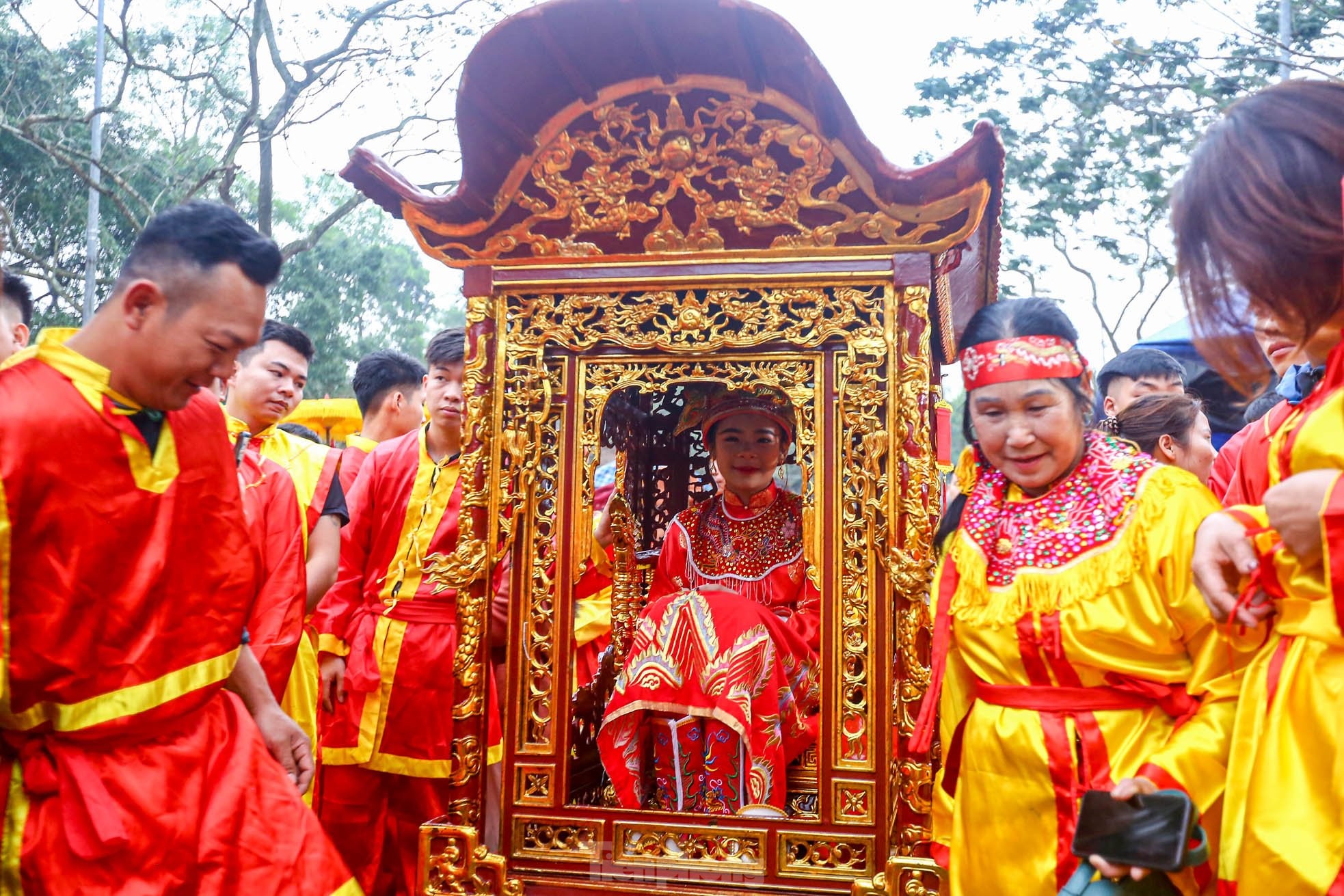 មនុស្ស​ម្នា​ប្រកួត​គ្នា​ដើម្បី​ផ្តល់​សំណាង​ដល់​ឧត្តមសេនីយ៍​ស្រី​អាយុ​១១​ឆ្នាំ​ក្នុង​ពិធីបុណ្យ Gióng រូបថត​ទី៨