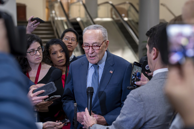 Lãnh đạo phe đa số tại Thượng viện Chuck Schumer trả lời phóng viên sau khi dự luật ngân sách bị chặn hôm 7/2. Ảnh: AP