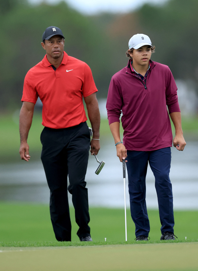 Tiger Woods trong trang phục của Nike và logo cũ TW bên con trai Charlie Woods ở vòng cuối PNC Championship trên sân The Ritz-Carlton, Orlando, Mỹ ngày 17/12. Ảnh: AFP