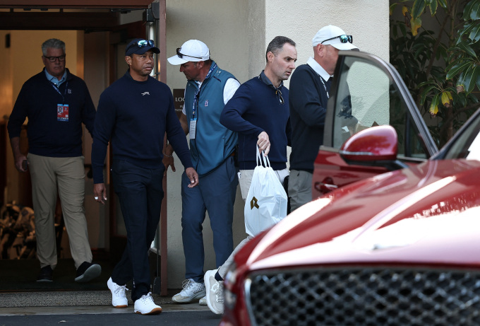 Tiger Woods rời hội quán sân Riviera Country sau khi rút khỏi Genesis Invitational vì bị bốm ở vòng hai. Ảnh: AFP