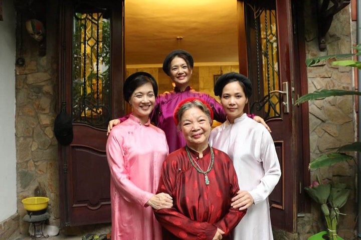 La artista Le Mai y sus tres famosas hijas: Le Van, Le Khanh y Le Vi.