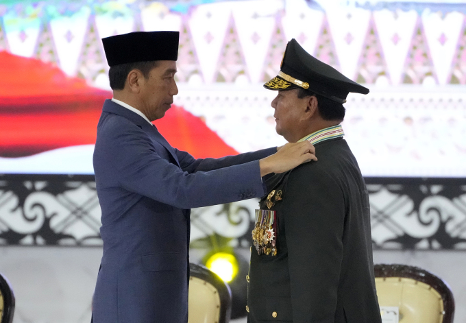 Tổng thống Joko Widodo (trái) đeo cầu vai 4 sao cho Bộ trưởng Quốc phòng Prabowo Subianto tại buổi lễ ở Trụ sở Lực lượng Vũ trang ở Jakarta ngày 28/2. Ảnh: AP