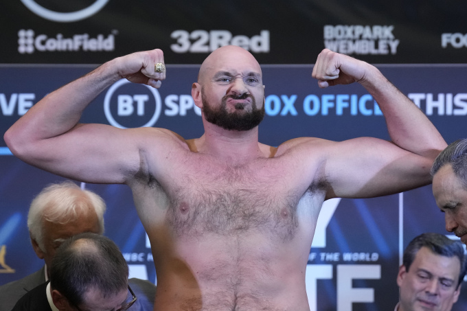 Tyson Fury trong buổi kiểm tra cân nặng tại sân Boxpark Wembley, gần sân vận động Wembley, tại London ngày 22/4/2022. Ảnh: AP