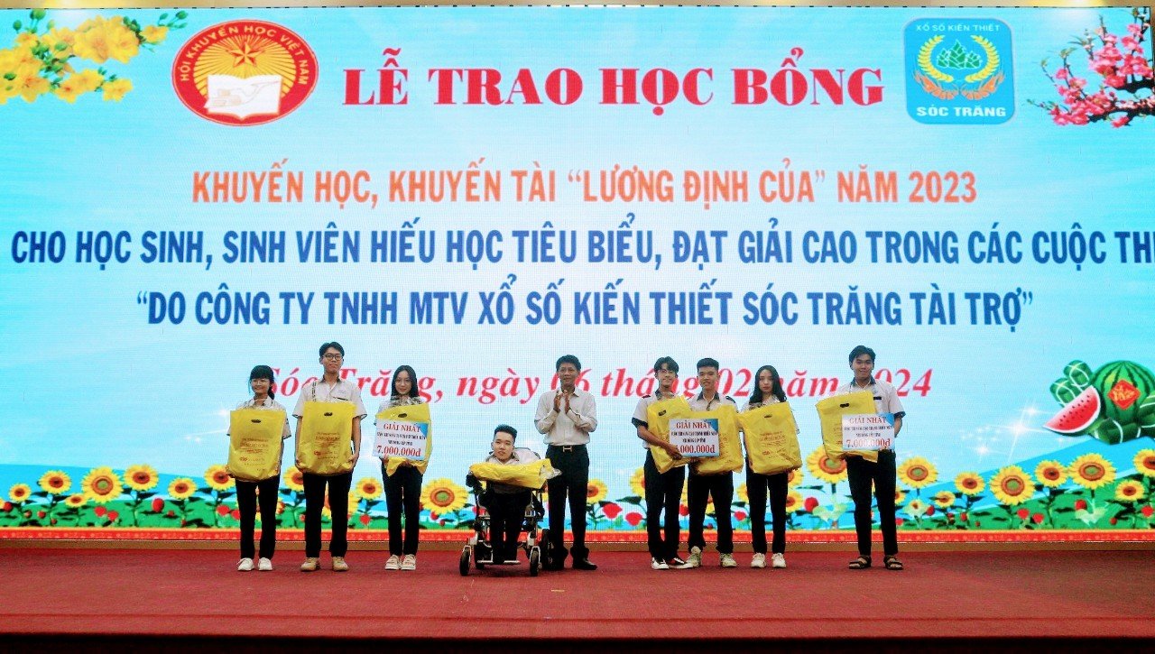 Sóc Trăng: Trao tặng gần 400 suất học bổng cho học sinh, sinh viên nghèo hiếu học- Ảnh 1.