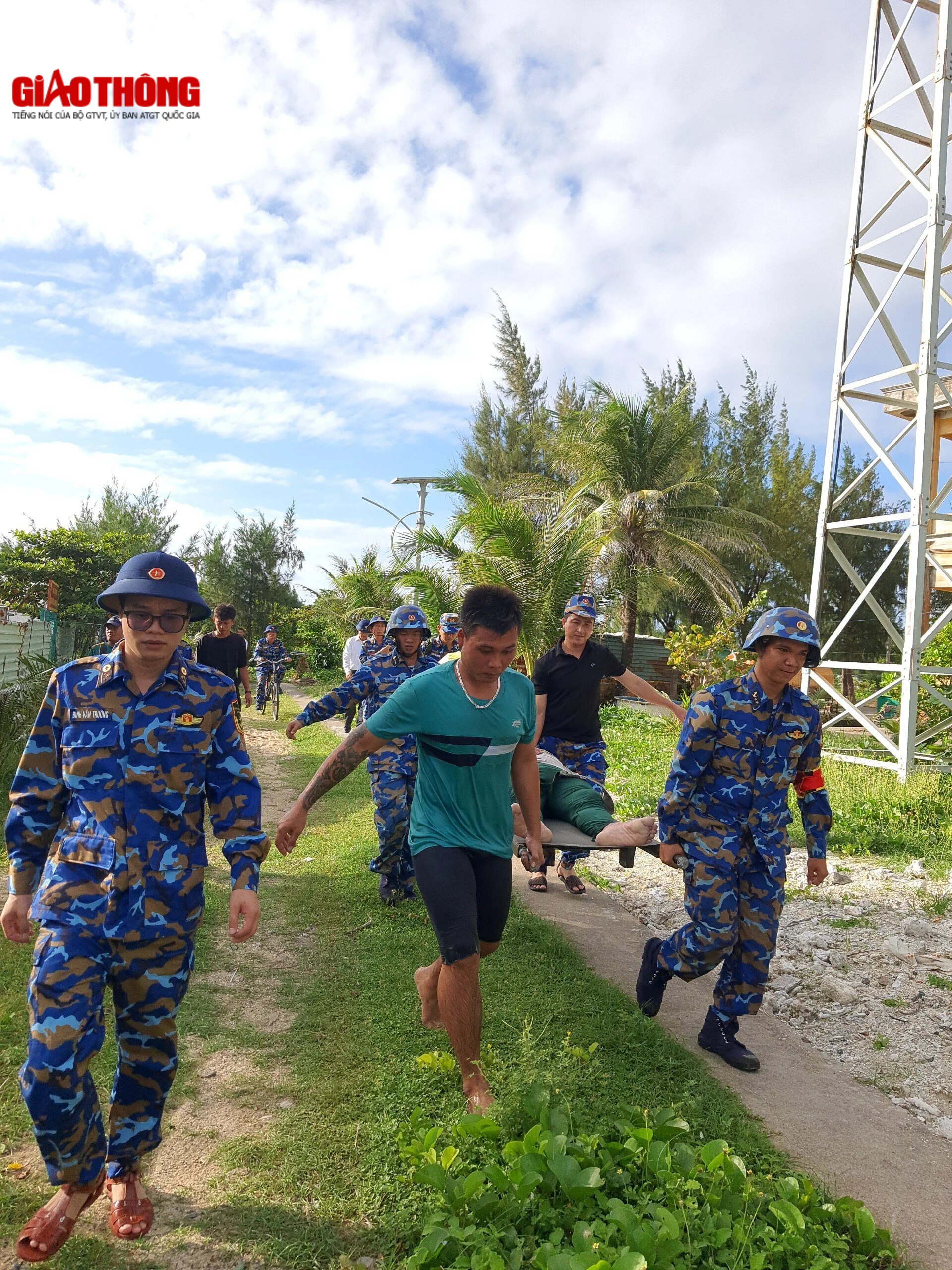 Trực thăng đưa ngư dân bị sự cố lặn biển ở Trường Sa vào bờ chữa trị - Ảnh 1.