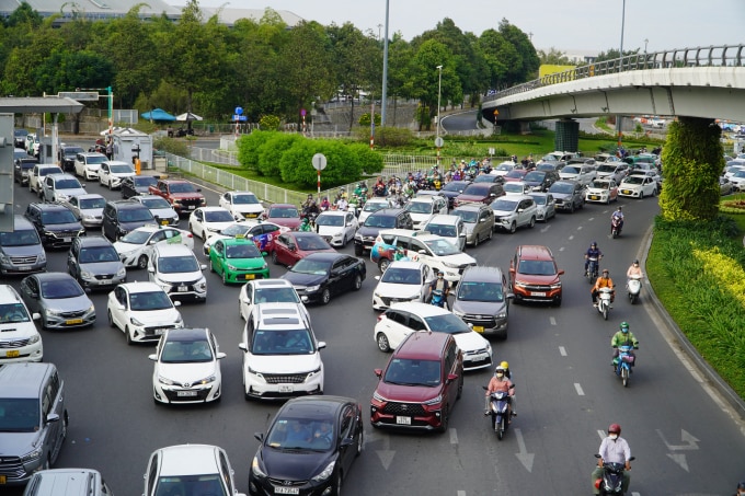 Phương tiện lưu thông tại sân bay Tân Sơn Nhất chiều 28 Tết Quý Mão 2023. Ảnh: Gia Minh