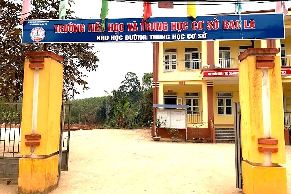 Uống chung chai nước ngọt lạ, 4 học sinh ngộ độc - 1