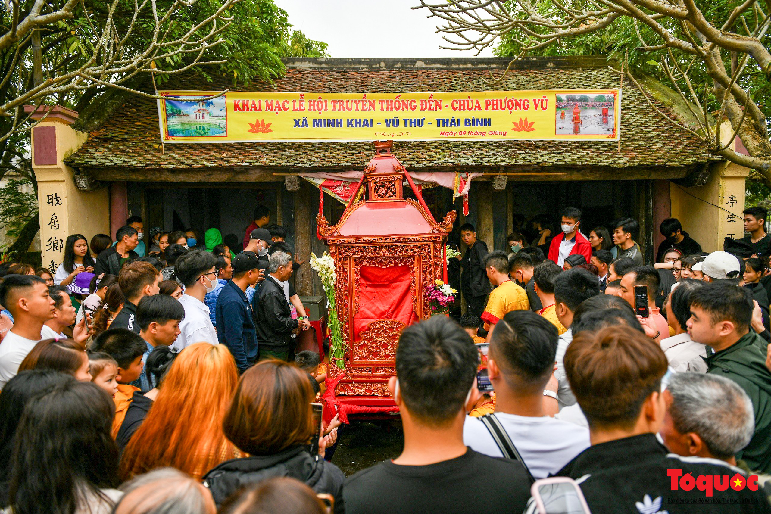 Về &quot;quê lúa&quot; xem kiệu bay qua sông, quay tròn dưới giếng - Ảnh 1.