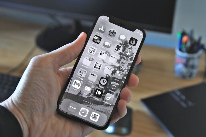 iPhone chuyển sang chế độ đen trắng giúp... giảm hưng phấn khi dùng điện thoại.