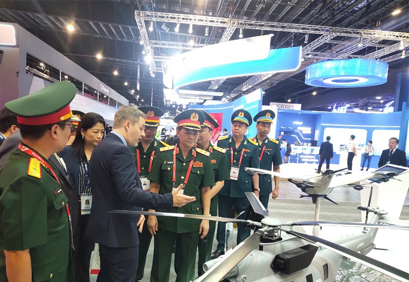 Đoàn đại biểu Bộ Quốc phòng Việt Nam thăm quan Singapore Airshow. (Ảnh: mod.gov.vn)