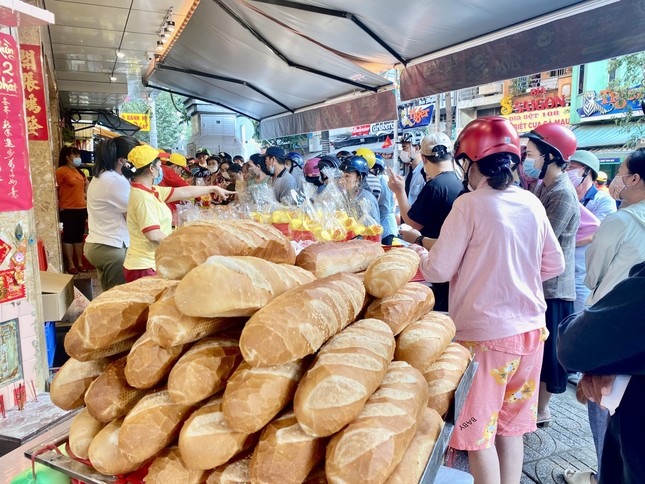 Xếp hàng từ tờ mờ sáng để mua heo quay cúng Thần Tài ảnh 1