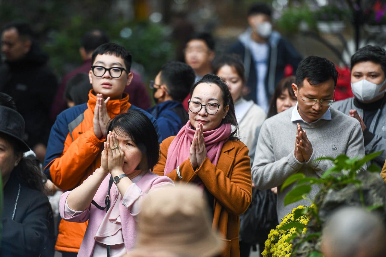 Khách Tây chen chân cùng người dân Hà Nội đổ về đền, chùa mùng 1 Tết - 11